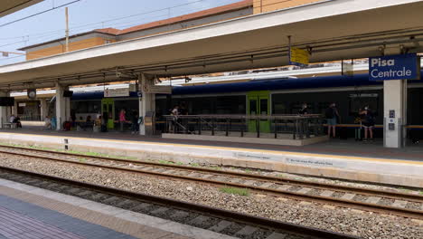 Zug-Fährt-In-Den-Bahnhof-Von-Pisa-Italien-Ein,-Während-Die-Passagiere-Auf-Die-Abfahrzeit-Warten
