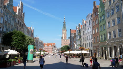 People-Walking-on-Long-Market-Old-Town-in-Gdansk,-Sunny-Day