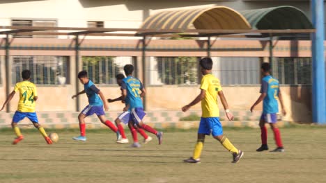 Nahaufnahme-Von-Kindern,-Die-Auf-Dem-Boden-Von-Karachi-Fußball-Spielen