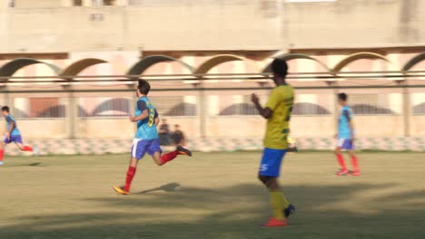 Jugadores-De-Fútbol-Corriendo-En-El-Campo-En-Un-Juego-Local-En-Karachi,-Pakistán
