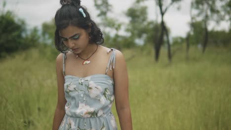 Zwei-Hübsche-Indische-Mädchen-In-Der-Natur-Für-Modevideodreh