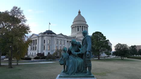 Denkmal-Für-Konföderierte-Frauen-Auf-Dem-Gelände-Des-Arkansas-State-Capitol-In-Little-Rock