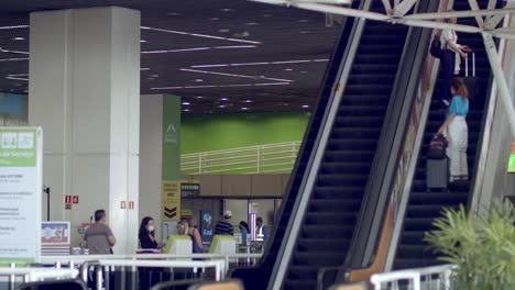 Menschen-Auf-Den-Rolltreppen-Im-Internationalen-Flughafen-Von-Brasilia