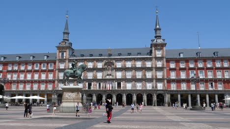 Plaza-Mayor-Town-Square-in-Madrid-on-a-Sunny,-Summer-Day-with-Tourists