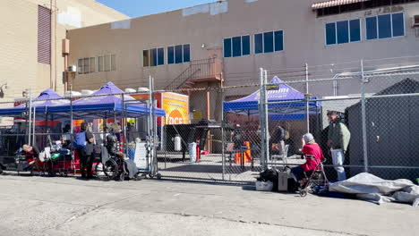 Homeless-people-live-in-tents-on-the-streets-in-San-Diego,-California