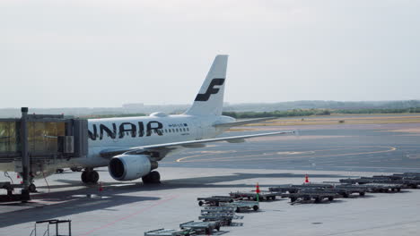 Passagiere,-Die-Tagsüber-In-Das-Flugzeug-Der-Finnair-Airline-Am-Flughafen-Einsteigen