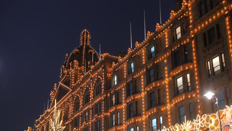 Die-Ikonische-Fassade-Des-Kaufhauses-Harrods-Leuchtet-Während-Der-Weihnachtszeit-In-Knightsbridge,-London,-Großbritannien