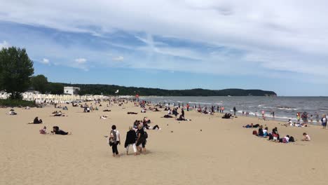 Menschen-An-Einem-Strand-In-Der-Stadt-Sopot,-Polen-Im-Sommer