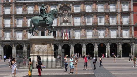 Gente-En-La-Plaza-Mayor-De-Madrid,-España-Alrededor-De-La-Estatua-Ecuestre-De-Philip-Iii