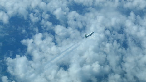Avión-De-Pasajeros-Volando-Por-Encima-De-Las-Nubes,-Mirando-Hacia-Abajo-Desde-La-Cabina