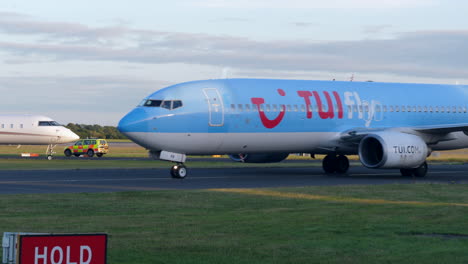 Tui-Fly-Boeing-737-Avión-De-Pasajeros-Rodando-Por-En-El-Aeropuerto