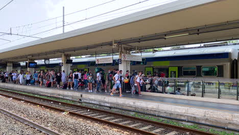 Die-Passagiere-Verlassen-Den-Angehaltenen-Zug-Und-Eilen-Zum-Bahnhofsausgang-In-Italien