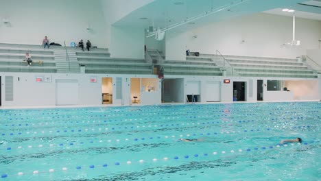 Schwimmer-Trainieren-Im-Hallenbad-Im-Modernen-Schwimmbecken