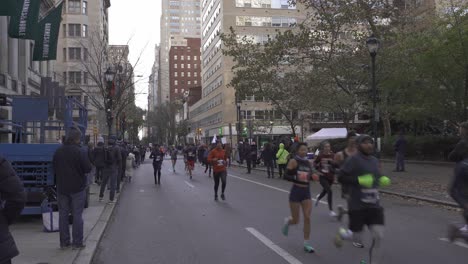 Athleten,-Die-Während-Des-Marathon-events-Auf-Der-Straße-Von-Philadelphia-Laufen