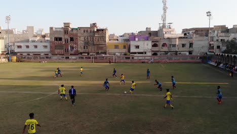 Vista-Aérea-Del-Partido-De-Fútbol-Local-En-Karachi,-Pakistán