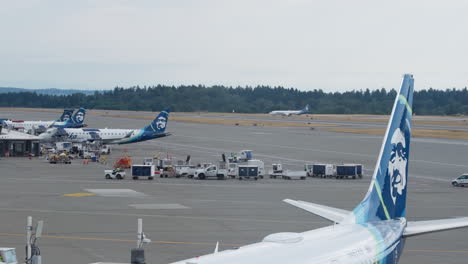 Flugzeuge-Der-Alaska-Airline,-Die-Auf-Dem-Flughafen-Stehen,-Um-Passagiere-Zu-Laden