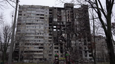 Una-Torre-En-La-Urbanización-Saltivka-Que-Resultó-Gravemente-Dañada-Durante-Los-Feroces-Combates-Cuando-Los-Invasores-Rusos-Intentaron-Ocupar-La-Ciudad