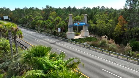 Willkommen-Im-Florida-Schild-Mit-Tropischen-Palmen