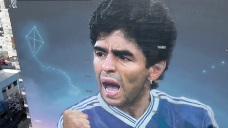 Respetuoso-Difunto-Futbolista-Diego-Maradona-Pintado-En-La-Pared-En-El-Centro-De-Buenos-Aires,-Barrio-Constitución-Por-El-Artista-De-Arte-Callejero-Martin-Ron-Para-Conmemorarlo-En-Su-Aniversario-De-Muerte
