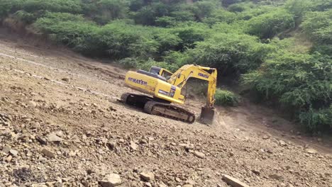 Earthmover-working-on-the-slope-of-the-land