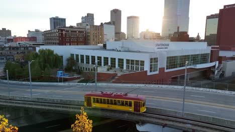 Little-Rock-Statehouse-Convention-Center,-Während-Die-Straßenbahn-Bei-Sonnenuntergang-Vorbeifährt