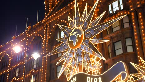 Luxuriöse-Weihnachtsdekoration-Von-Christian-Dior-Im-Kaufhaus-Harrods-In-London,-Uk
