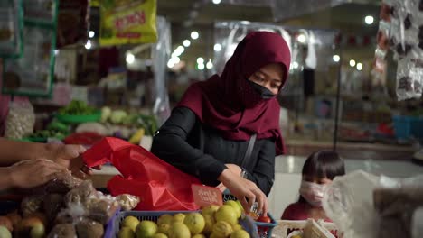 Mujer-Comprando-Verduras-Frescas-En-El-Mercado