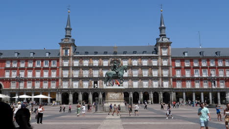 Tourists-on-Plaza-Mayor-in-Madrid-City,-Town-Square-with-Statue-of-Philip-III-and-Casa-de-la-Panaderia