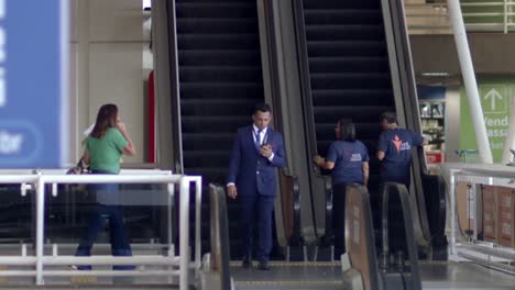 Zeitlupenaufnahme-Von-Flughafenbeamten-Auf-Den-Rolltreppen-Während-Ihrer-Arbeit-Bei-Brasilia-International