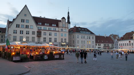 Menschen,-Die-Auf-Dem-Rathausplatz-Von-Tallinn-Speisen-Und-Spazieren-Gehen,-Dämmerung,-Statisch
