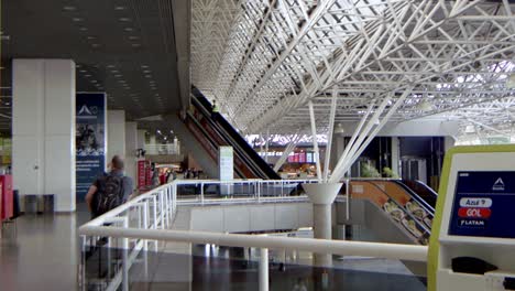 Innenhalle-Und-Metalldachkonstruktion-Des-Internationalen-Flughafens-Brasilia