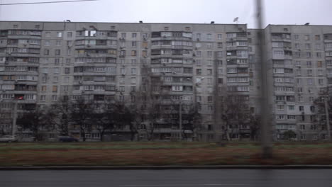 Wohnblocks-Aus-Der-Sowjetzeit-Passieren-An-Einem-Kalten,-Nassen-Morgen-In-Charkiw-Während-Des-Krieges