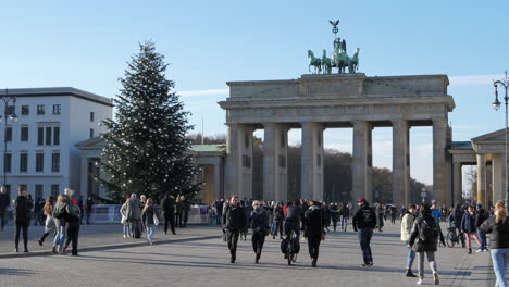 Slow-Motion-Of-German-People-And-Tourists-At-The-Pariser-Platz-Near-Brandenburg-Gate-In-Berlin,-Germany