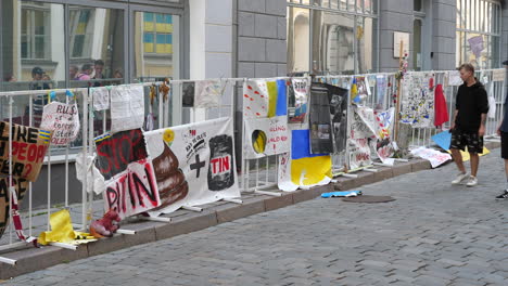 Carteles-De-Protesta-Contra-La-Invasión-Rusa-De-Ucrania,-Tallin
