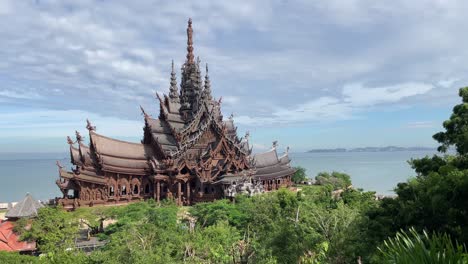 Panning-view-of-the-Landmark-of-the-remarkable-structure-of-the-Sanctuary-of-Truth-Museum-in-Pattaya,-Thailand