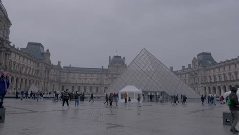 La-Pirámide-Del-Louvre-En-París,-Francia