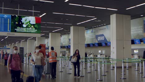 Die-Belebte-Halle-Und-Der-Flur-Vor-Den-Check-in-schaltern-Für-Die-Gepäckaufgabe-Am-Internationalen-Flughafen-In-Brasilia