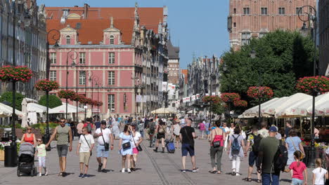 Turistas-En-El-Mercado-Largo-En-El-Centro-De-La-Ciudad-Vieja-De-Gdansk,-Día-Soleado