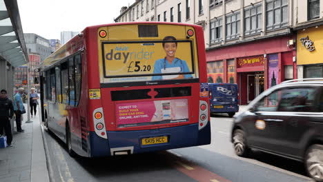Alexander-Dennis-Enviro300-Bus-Wartet-Auf-Ankommende-Passagiere-An-Einer-Bushaltestelle-In-Glasgow