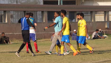 Equipo-De-Fútbol-Local-Discutiendo-Con-El-árbitro-En-Karachi,-Pakistán