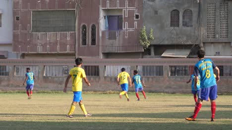 Jugadores-De-Fútbol-Corriendo-En-Un-Juego-Local-En-Karachi,-Pakistán