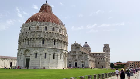 Baptisterio,-Catedral-De-Pisa-Y-Torre-Inclinada-De-Pizza-En-Piazza-Dei-Miracoli-Italia