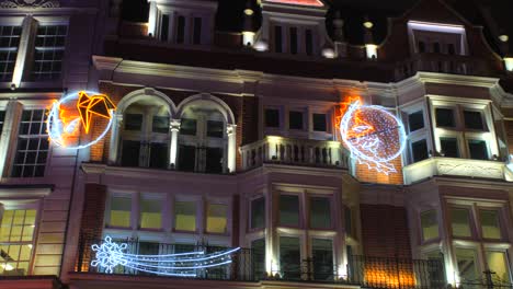 Weihnachtsdekor-Leuchtet-In-Den-Gebäuden-Auf-Der-Straße-Im-Zentrum-Von-London,-Vereinigtes-Königreich
