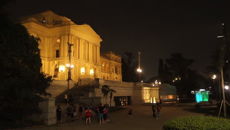 people-gather-at-public-Independence-Park-in-front-of-Ipiranga-Museum-palace,-at-night