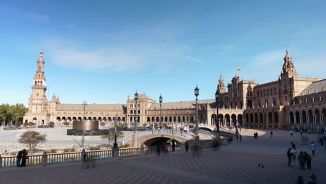Berühmter-Plaza-De-España-In-Sevilla-Zeitraffer-Mit-Unscharfen-Menschen-Statisch