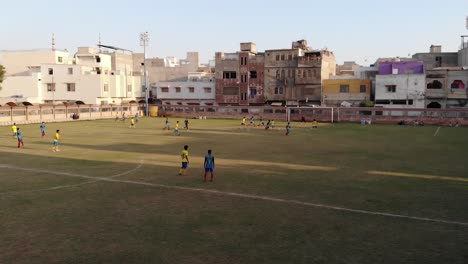 Luftaufnahme-Des-Lokalen-Fußballspiels-In-Karachi,-Pakistan