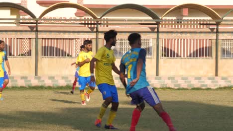 Nahaufnahme-Eines-Teenagers,-Der-Auf-Dem-Boden-Von-Karachi-Fußball-Spielt