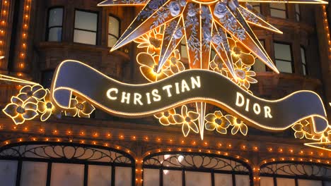 Brillantes-Luces-Navideñas-De-Christian-Dior-En-Los-Grandes-Almacenes-Harrods-En-Knightsbridge,-Londres,-Reino-Unido.