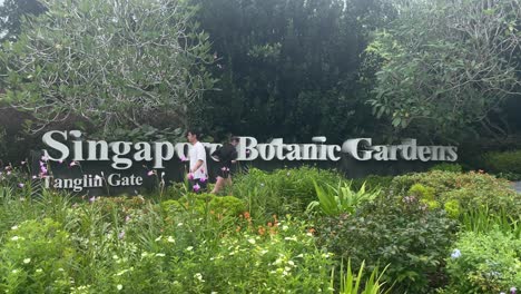 Vista-Del-Cartel-De-La-Puerta-Tanglin-De-Los-Jardines-Botánicos-De-Singapur