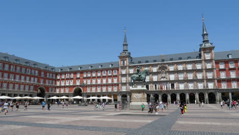 Menschen-An-Einem-Sonnigen-Tag-Auf-Der-Plaza-Mayor-In-Madrid,-Spanien